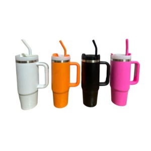 Caneca Térmica c/ canudo e Gravação a Laser Metal Altura :  24,5 cm  Largura: 13 cm  Diametro :  9 cm    Gravação a Laser! Consulte disponibilidade de cores.